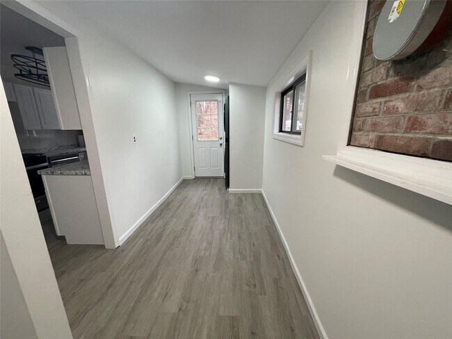 Building Photo - 17 Hide Away Ln