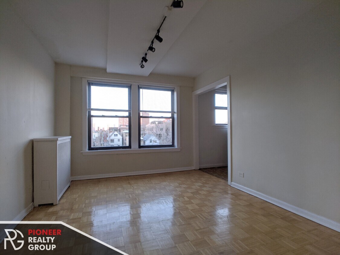 Foto principal - 737 W Belmont Ave