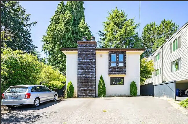 Building Photo - 7333 47th Ave SW