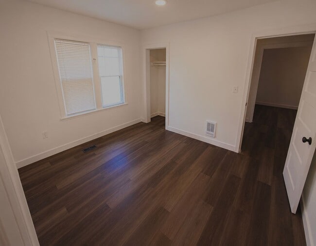 Building Photo - 404 S Van Buren St
