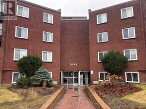 Building Photo - 2044 Arrowsmith Dr