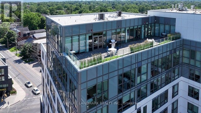 Photo du bâtiment - 333 University Ave