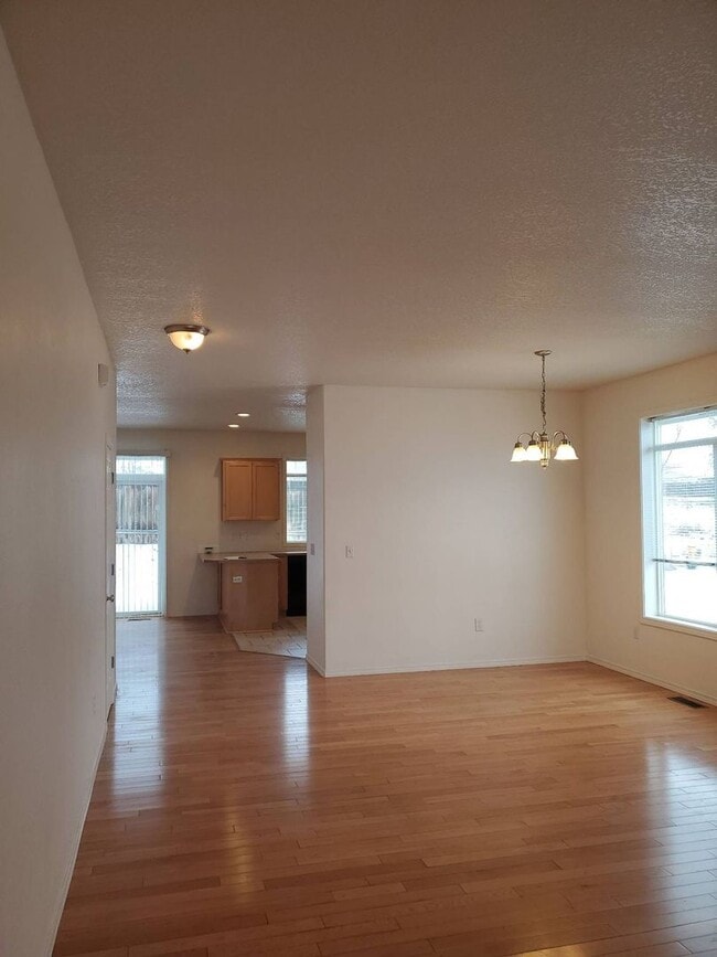 Building Photo - 1/2 OFF OCTOBER RENT - 4 Bedroom