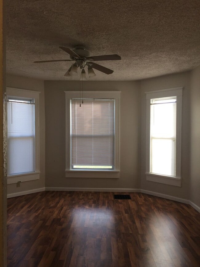 Building Photo - Very attractive 2BR 1 bath house with great location in Normal.  Washer/dryer provided with other...