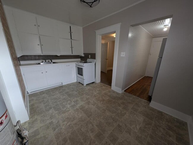 Building Photo - 711 Elm St