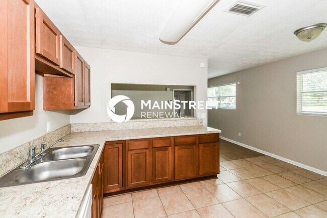 Building Photo - 3 Bedroom Pet-Friendly Home in Jacksonville, FL with Main Street Renewal