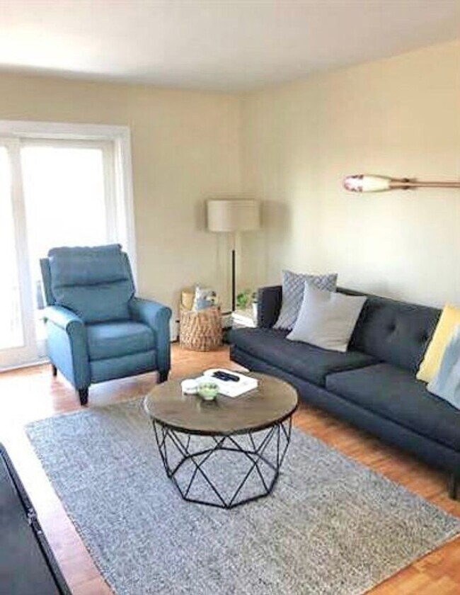 Building Photo - 2 Bedroom End Unit Condo Burlington