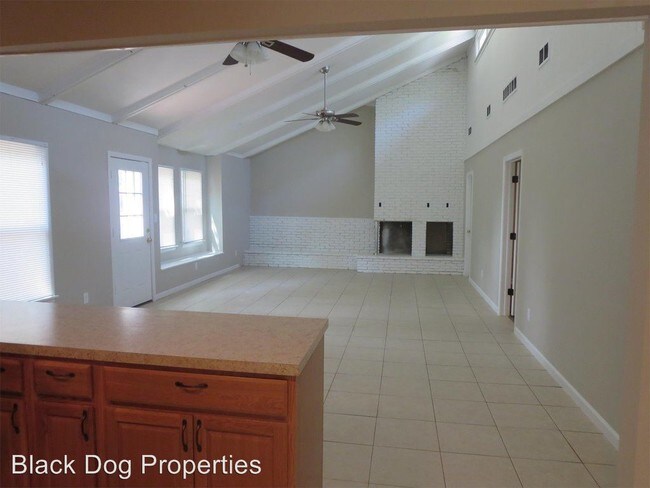 Foto del edificio - 4 br, 3 bath House - 1419 Hillcrest Dr.