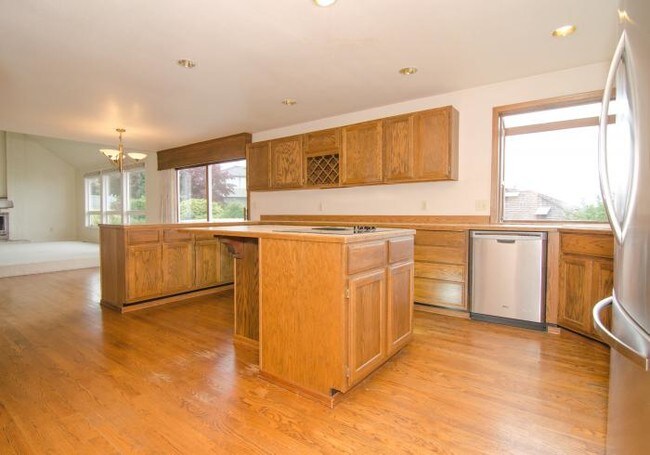 Building Photo - 3 bedroom in Bellevue WA 98006