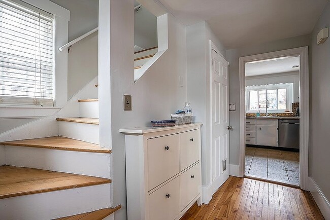 Building Photo - 62 Mt Vernon St