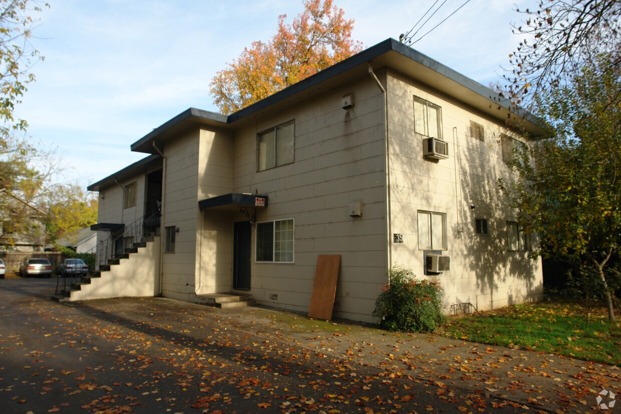 Primary Photo - 635 Cherry St