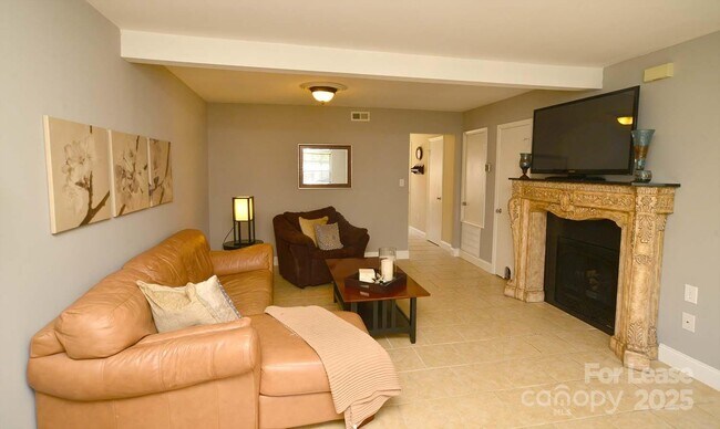 Foto del edificio - 8843 Hunter Ridge Dr