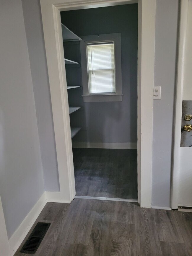 Building Photo - NEW LISTING!! 3 Bedroom 1 Bath