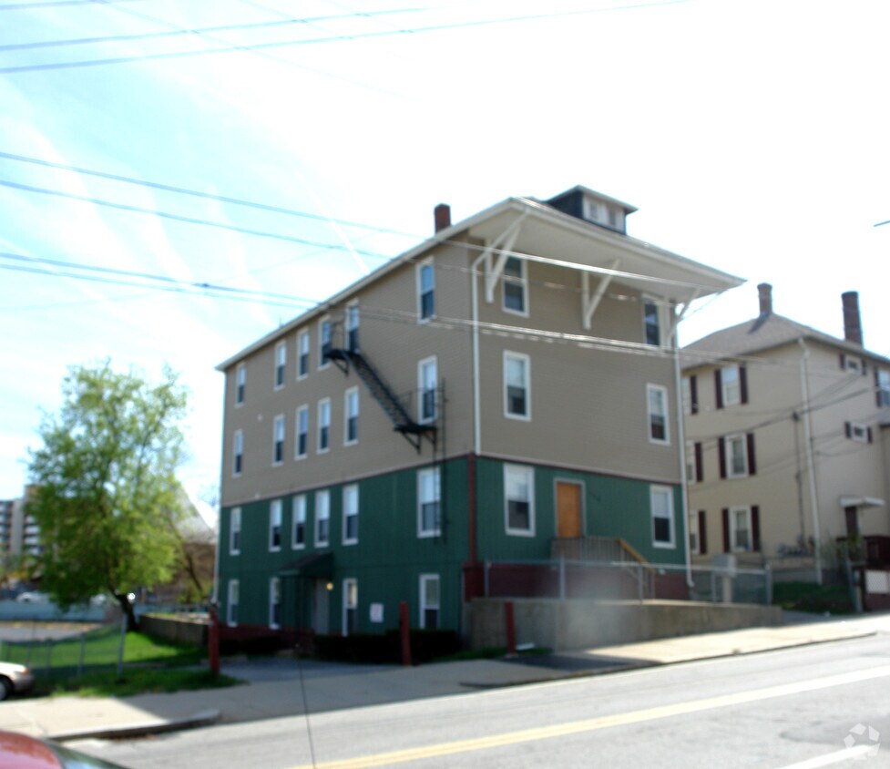 Primary Photo - 139 E School St