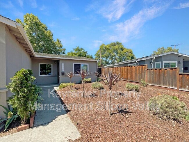 Building Photo - 3115 Calzar Dr