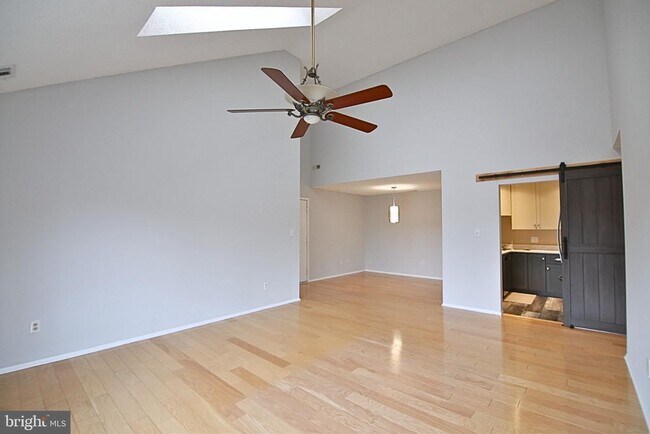 Foto del edificio - 4914C Dunbarton Rd