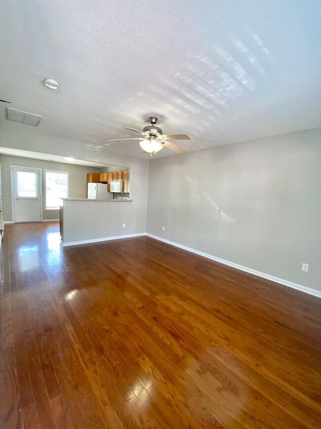Building Photo - 2 Bedroom Townhome in Jacksonville
