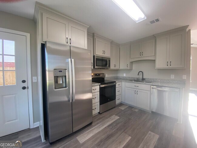 Building Photo - 208 Silver Fox Dr