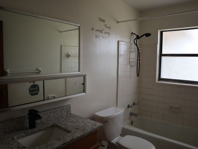 Foto del edificio - 2 Bed 1 bath Granite Countertops  Screen Porch Call Carole Arcaro Deltona Lakes Realty 386-216-4900