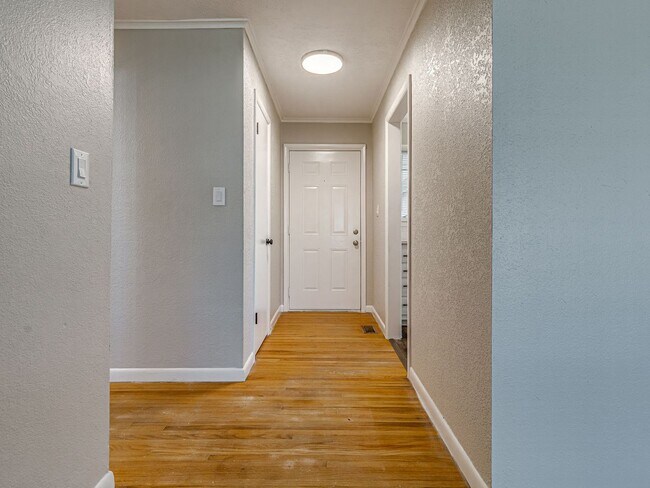 Building Photo - Beautiful 3 bedroom / 2 bath