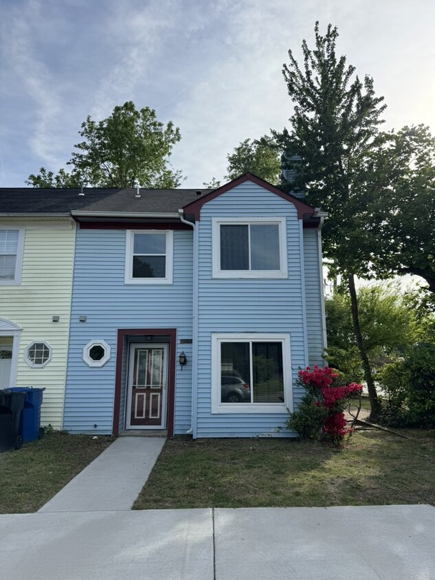 Primary Photo - 1346 Victorian Crescent