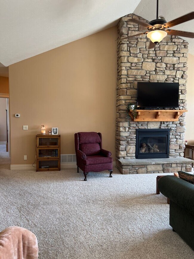 Foto del edificio - Stunning 5 bed 3.5 bath home on the hill i...