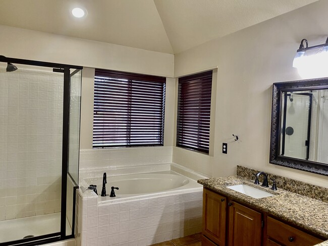 Master bathroom - 12906 Legend Field Dr