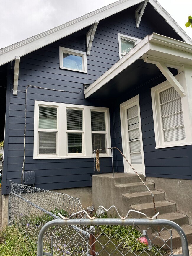 Photo - Very unique upper 1bed, great location! Ta... Apartment