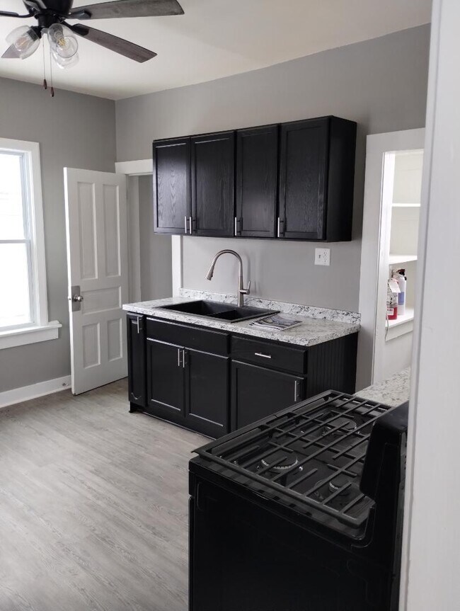 Building Photo - 2647 White St