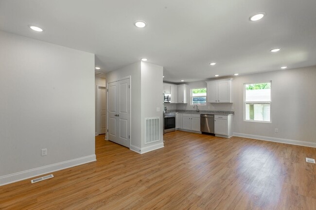 Photo - 1801 S Lyerly Street Apartment