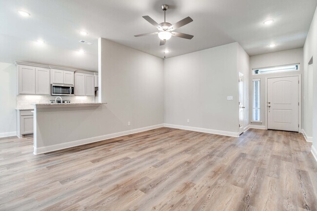 Foto del edificio - 2816 Clover Dr