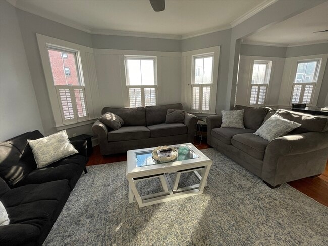 Foto del edificio - 472 E 8th St