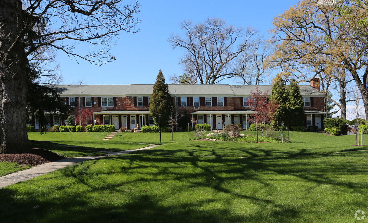 Foto del edificio - Village Green Condominium