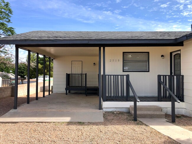 Building Photo - Cute 3 Bedroom Home on Large Fully Fenced ...