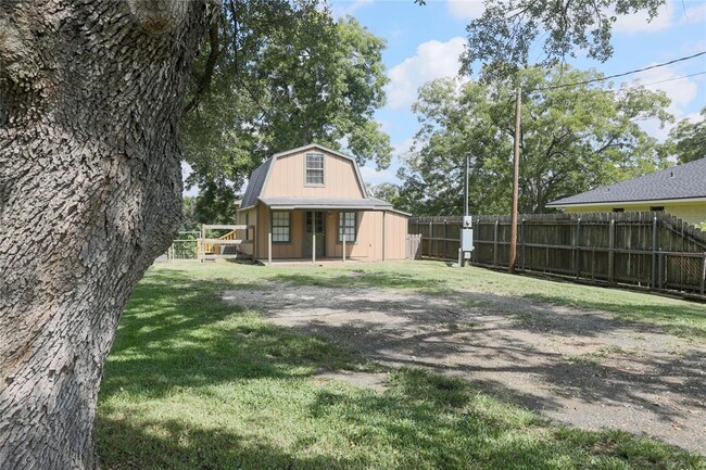 Building Photo - 305 Edgewood Dr