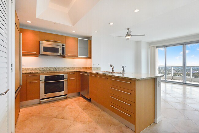 Foto del edificio - Turnberry Towers 3203- Strip/LVCountryClub/City/Mtn Views from this Stunning 1Bd/1.5Ba Residence