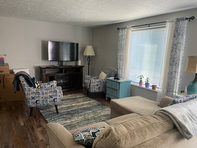 Espaciosa sala de estar RM - 160 Kathy Ave