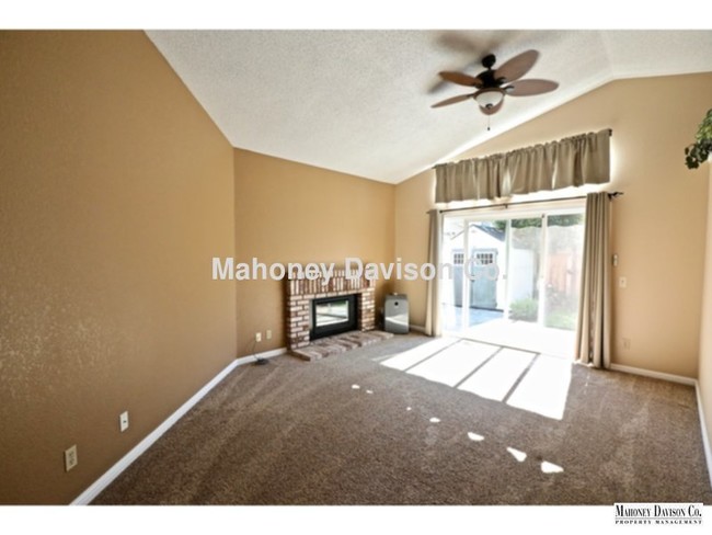 Building Photo - 873 Maria Dr