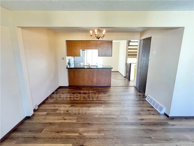 Building Photo - 331 Carters Grove Dr