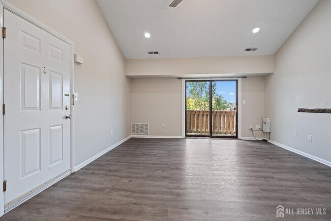 Foto del edificio - 607 Ravens Crest Dr