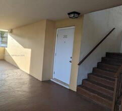 Building Photo - 8810 Fontainebleau Blvd