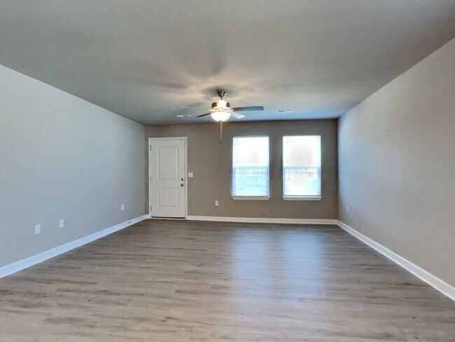 Building Photo - 206 SW Sunflower St