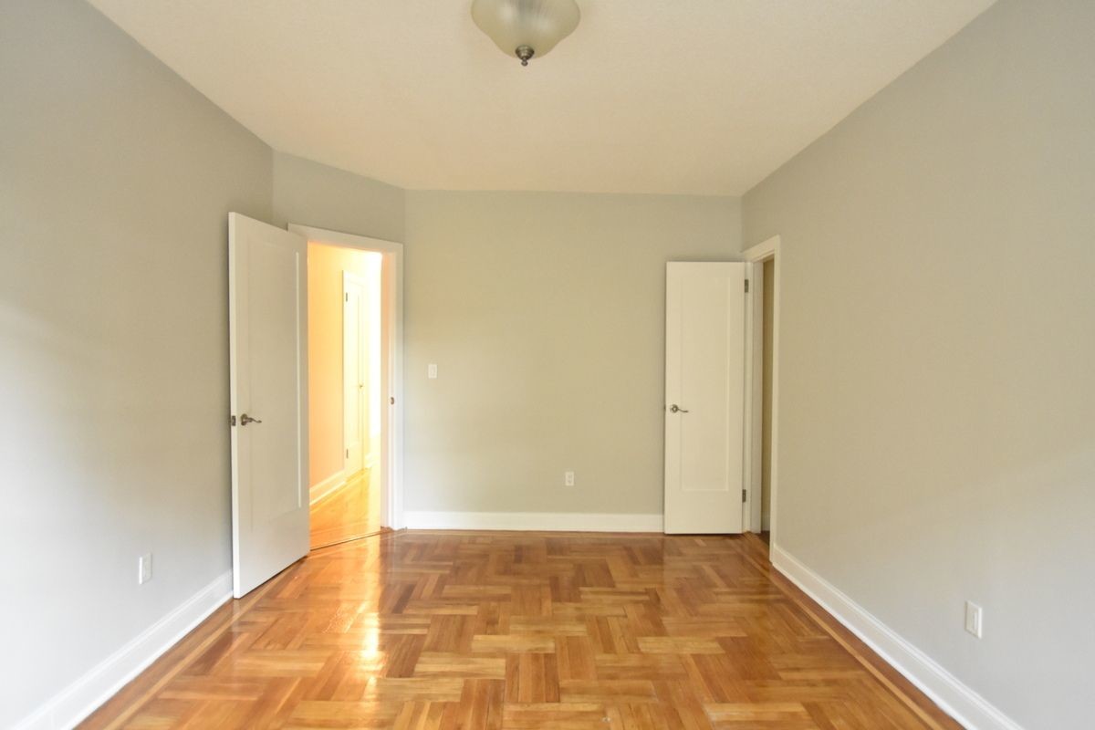 Primary Photo - 30 Seaman Ave