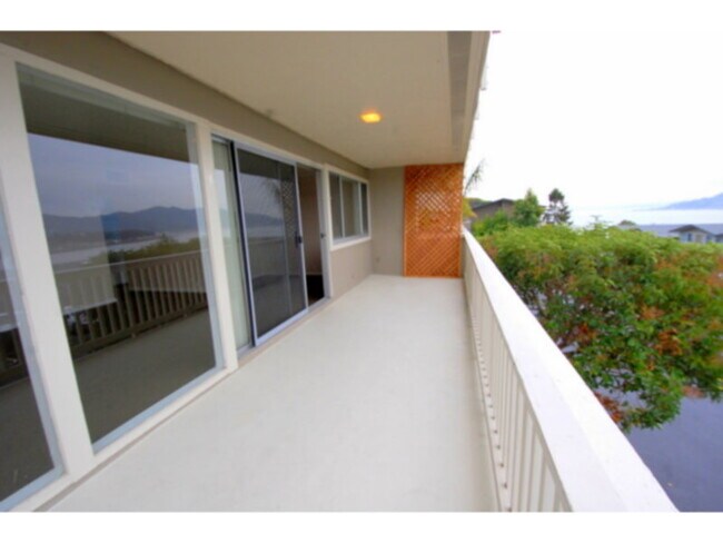 Building Photo - BEAUTIFUL TIBURON! QUIET 1BR/1BA Condo, En...