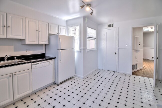 Building Photo - Charming Light-Filled Unit with Private De...