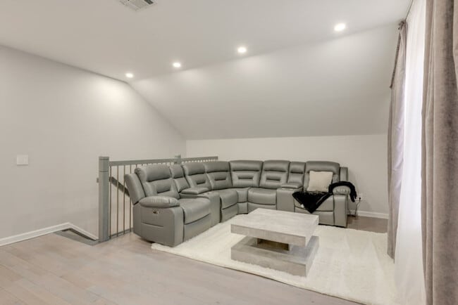 Building Photo - 2135 Rosemont Dr