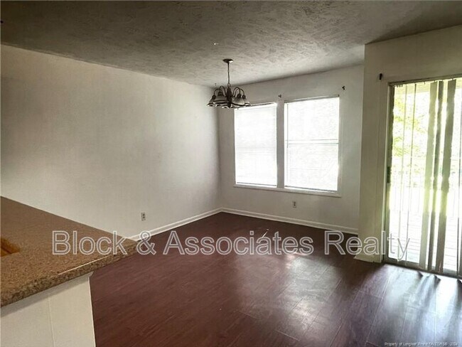 Foto del edificio - 1022-2 Woodcreek Dr.