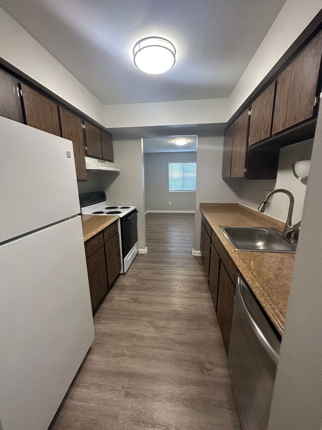 Building Photo - Woodhues Apartments - Ideal Location - Com...
