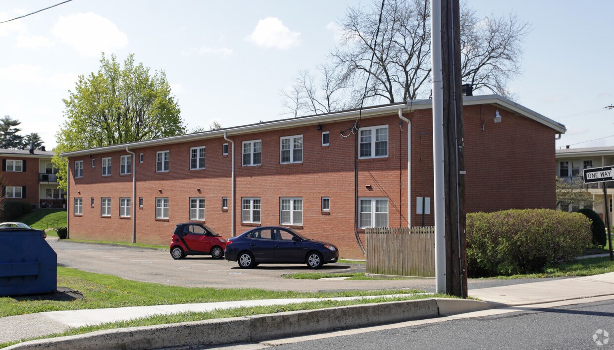 Foto del edificio - Hickory Court Apartments