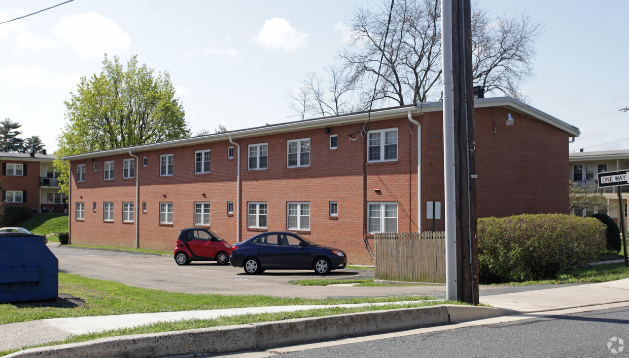 Hickory Court - Hickory Court Apartments